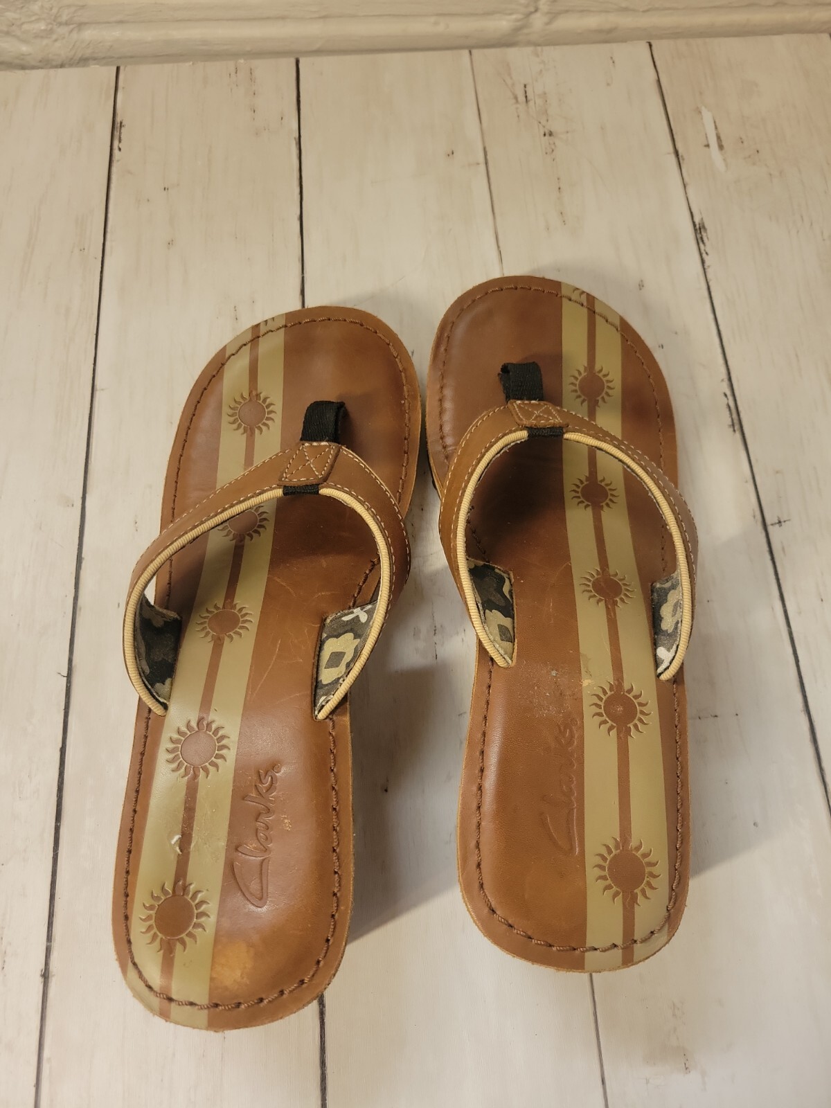 clarks leather flip flops