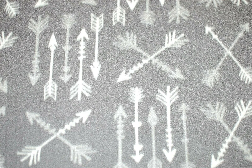 BTY * НОВЫЙ * СЕРЫЙ И БЕЛЫЙ СТРЕЛЫ В РАЗЛИЧНЫХ ФОРМАХ НА LT СЕРЫЙ ФЛИС 1 ЯРД 60 X 36» - Изображение 2 из 4