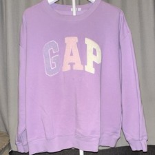 GAP Women s Logo Graphic Print Crewneck Pullo...