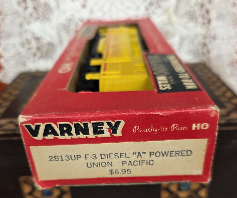 Varney HO scale model train, specifically a 2813UP F-3 Diesel