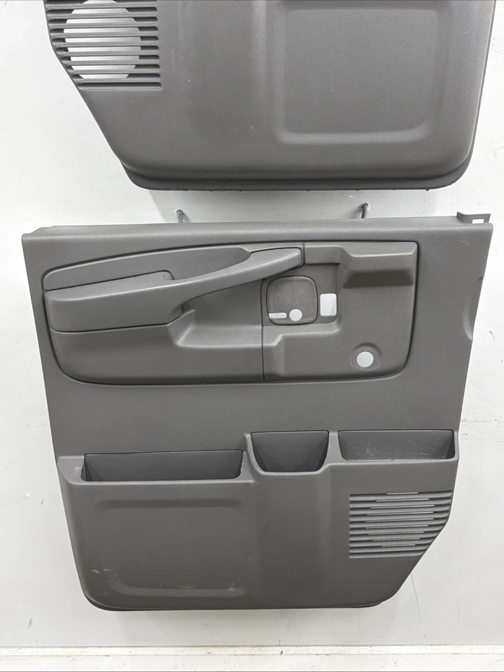 Комплект дверных панелей 03–14 Chevy Express GMC Savana 2500 3500 серый от оригинального производителя - Изображение 2 из 4