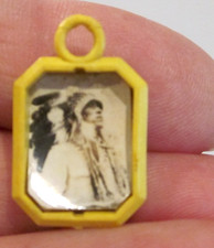PHOTO RÉELLE VINTAGE CRACKER JACK GUMBALL CHARM PRIZE TONTO JAY SILVERHEELS ~1,5"