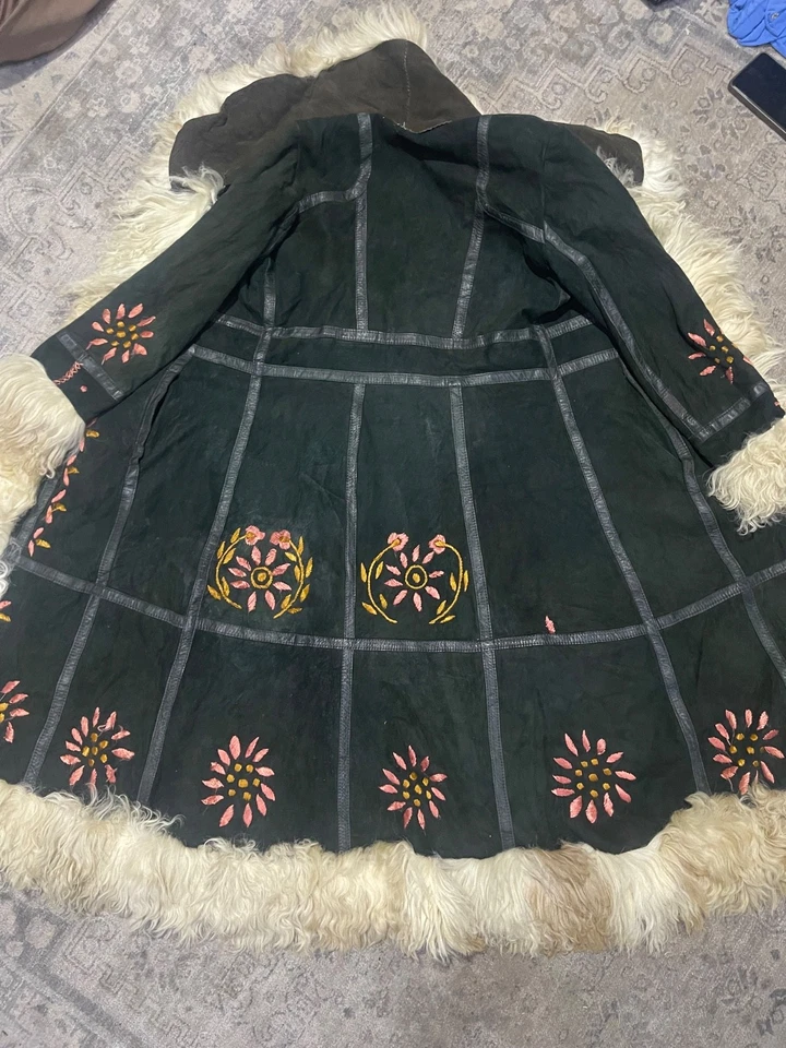 Auténtico abrigo afgano bordado de gamuza/cuero Foto 2 de 4