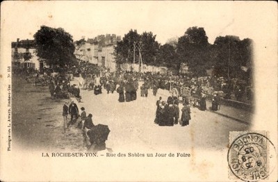 CPA La Roche-sur-Yon Vendée, Rue des Sables un Jour de Foire - 5161454