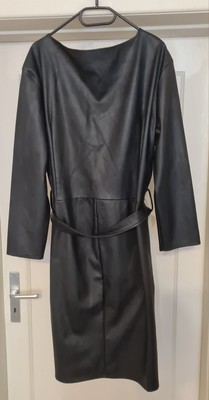 Schwarzes Kunstlederkleid, 3XL (Gr. 46), maßgeschneidert.