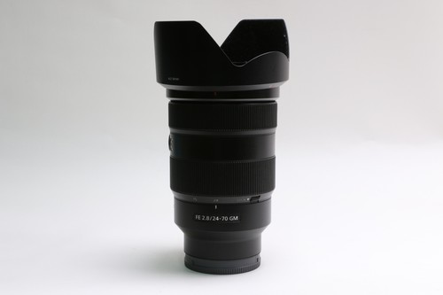 Sony FE 24-70mm f/2.8 GM Lens w/ Hood and Caps! - Afbeelding 1 van 5