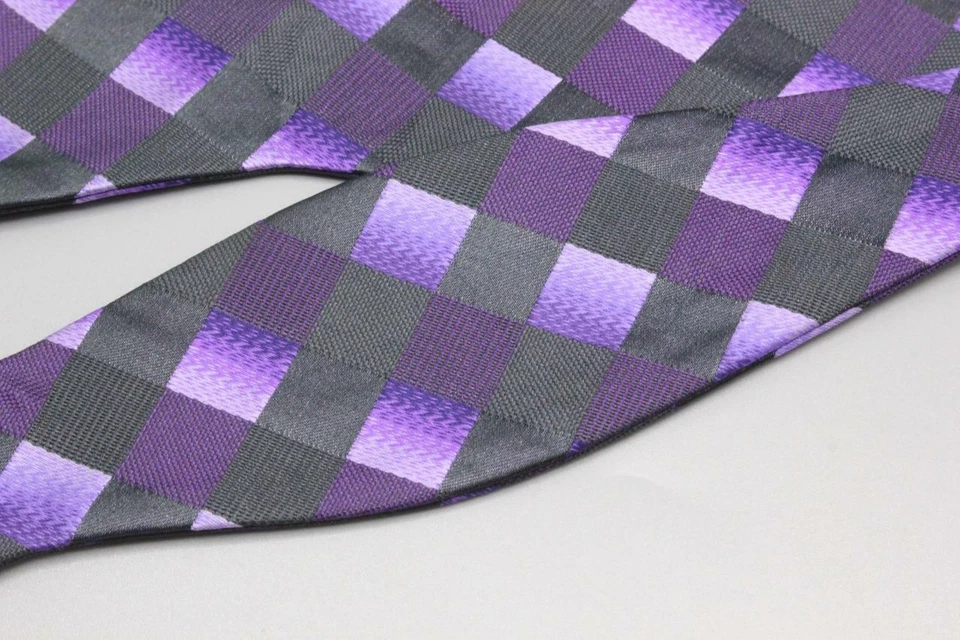 Pajarita de seda ajustable J FERRAR. Geométrico púrpura. Foto 2 de 3