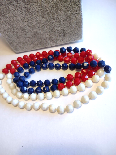 Collar de cuentas de plástico vintage rojo blanco azul 52" de largo cuentas facetadas de un solo hilo - Imagen 2 de 3