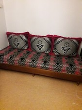 Canapé marocain très bon état à venir recupérer. Idéal lit d'appoint. L