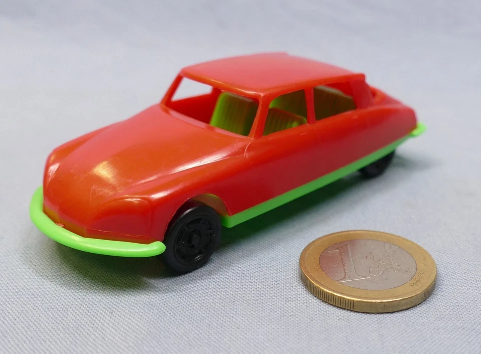 CGGC Italia 1/48 : Citroën DS20 Berline en version civile (Rouge fond vert) - Photo 2/4