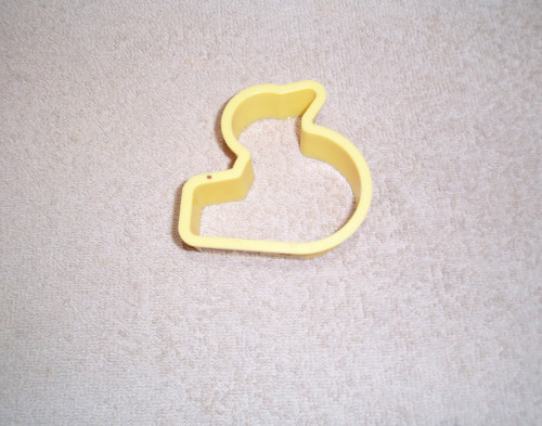 VINTAGE YELLOW PLACTIC DUCKLING COOKIE CUTTER 3" x 3" used