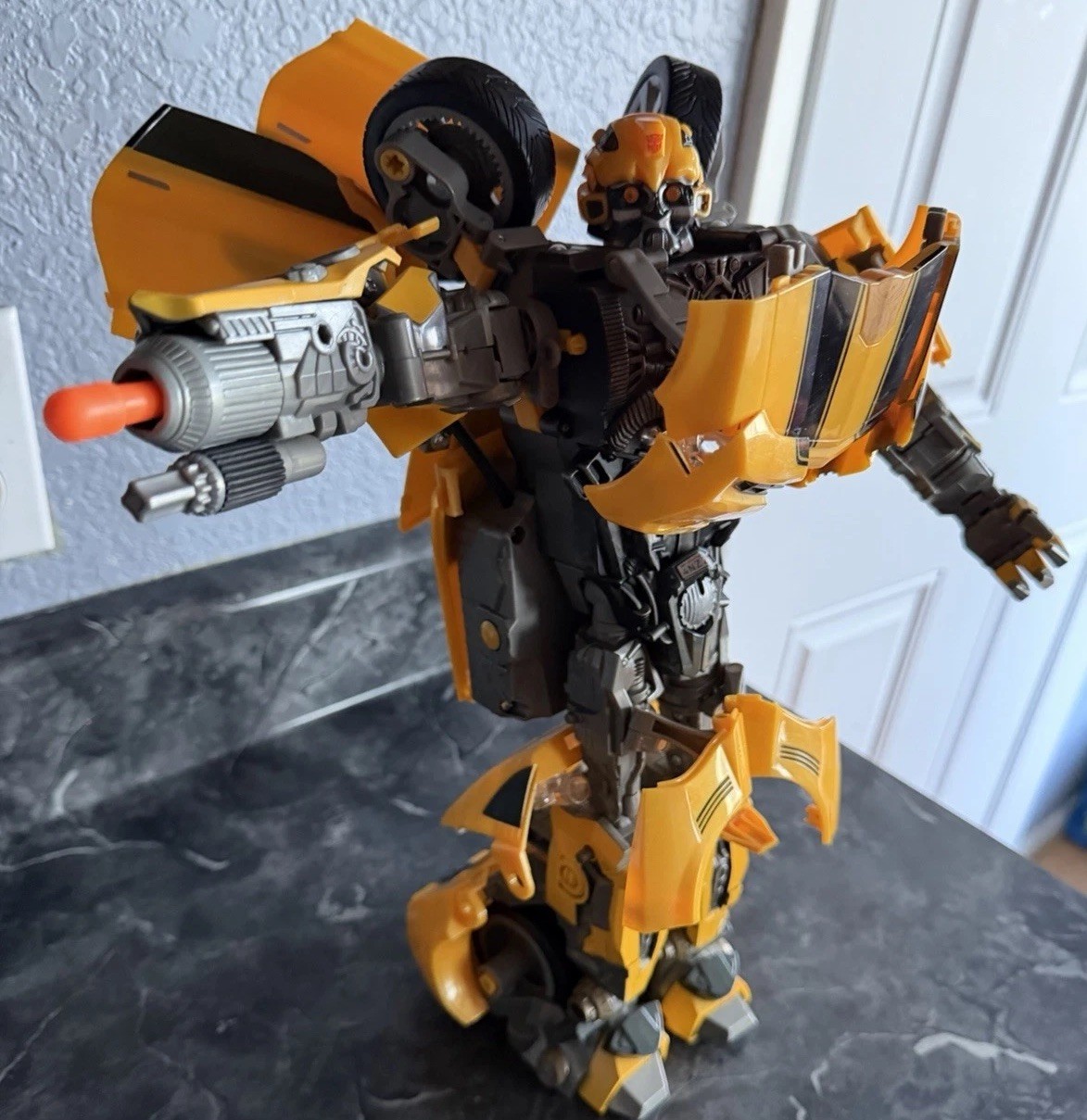 Hasbro 2007 Ultimate Bumblebee Autobot Action Figure