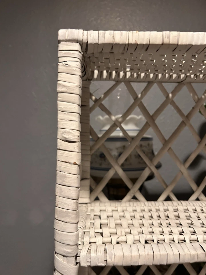 Estante de pared colgante vintage de mimbre blanco. Moderno de mediados de siglo. Foto 3 de 4