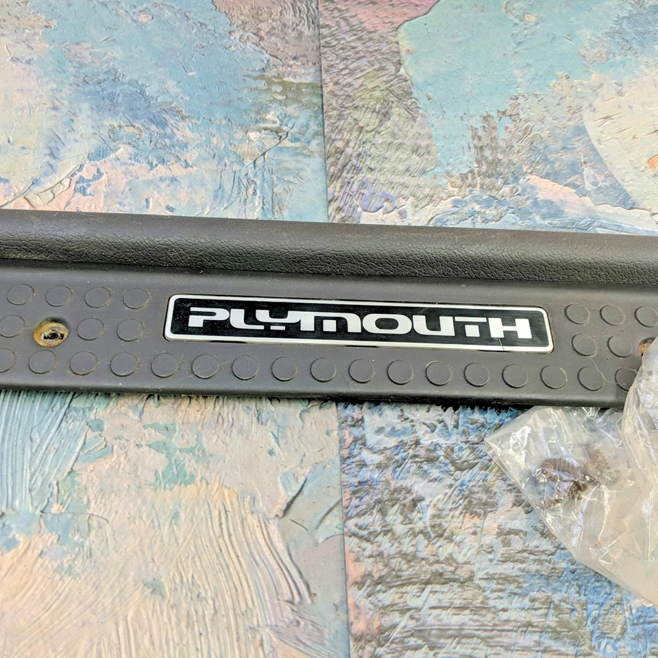 Placa de desgaste de umbral de pasajero Plymouth MB479031 1991-1994 láser RS gris derecho con tornillos Foto 2 de 4