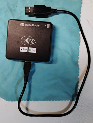 COLLECTABLE.Swipe Simple Swift B250 Card Reader Bluetooth With Charging Dock