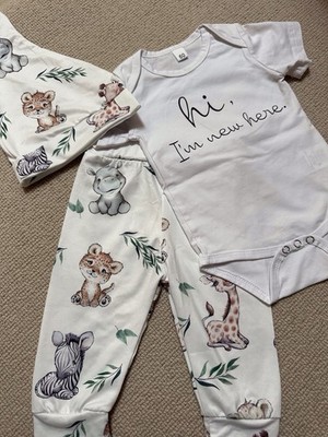 Baby Outfit ''Ich bin neu hier'' 3-teiliges Set Alter 0-3 Monate Neu Baby Tiermotiv