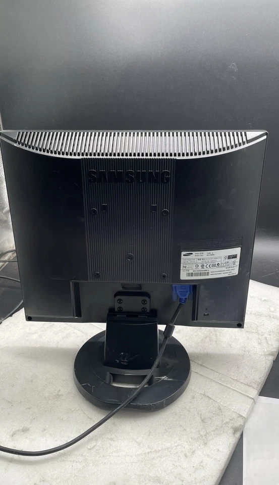 Samsung SyncMaster 710N 15" LCD Monitor Flat Panel Computer Display Screen - Image 3 of 4