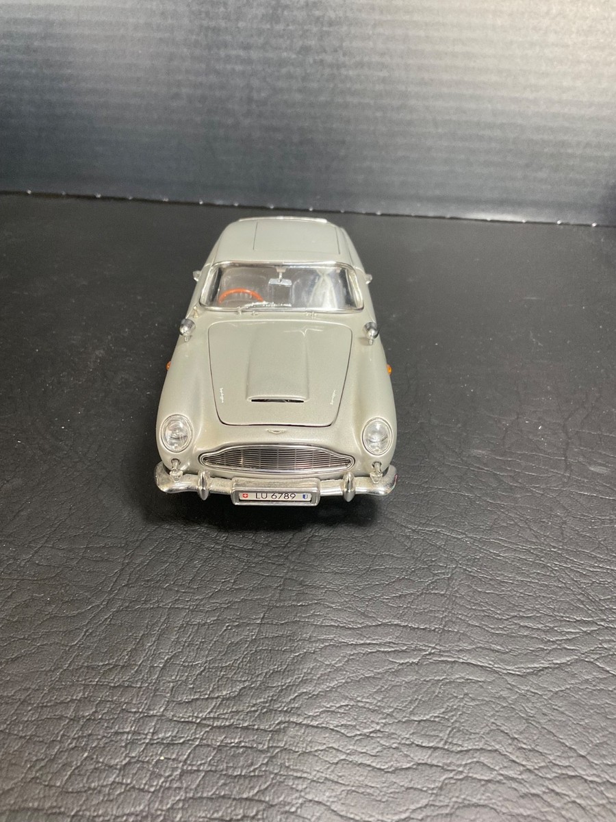 James Bond 007 Aston Martin DB5 - 1:24 DieCast - Silver - By