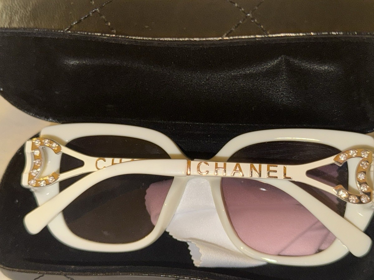 CHANEL White Cat-Eye Sunglasses with Pearl Accent and Gold CC CHANEL Sunglasses: Cat Eye Sunglasses, acetate — Fashion  main image 4