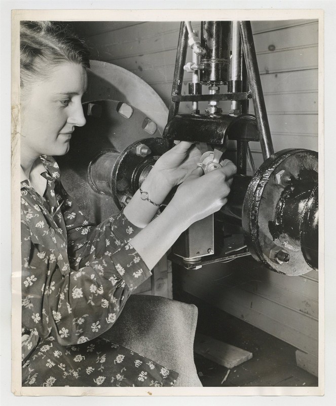 Female Woman Munitions Chemical Engineer 1943 Westinghouse WWII Photo J15513