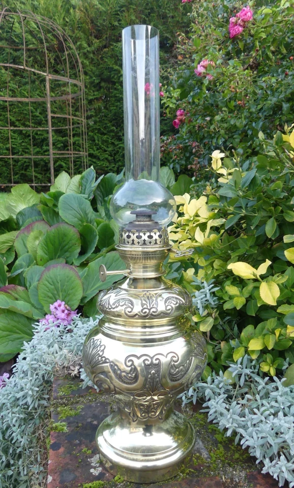 Grande LAMPE à pétrole ANCIENNE en laiton BEAU DECOR fonctionne HAUTEUR  58cm - Photo 2/4
