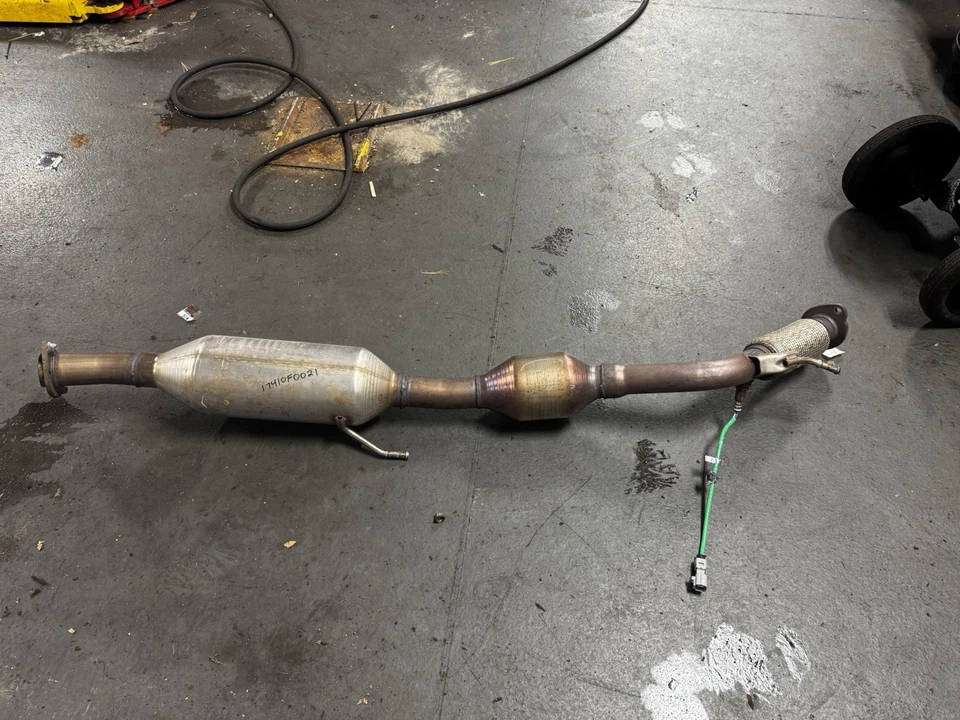 18-24 Toyota Camry/Avalon Catalytic Converter OEM - Image 4 of 4