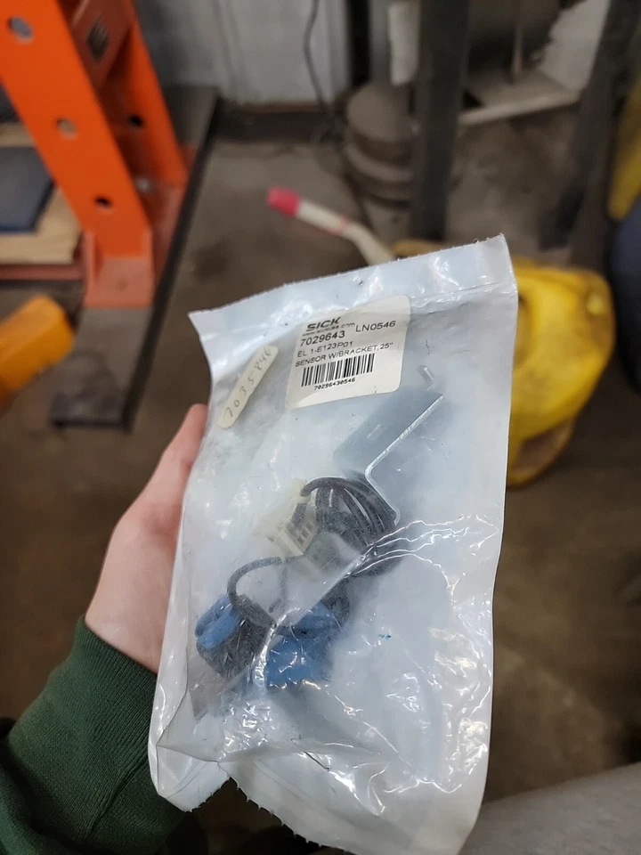 SICK EL-1-E123P01 PHOTOELECTRIC SENSOR W/BRACKET 7029643  - NEW - Image 4 of 4