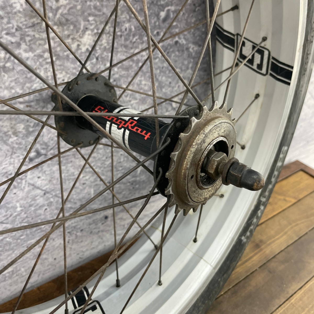 激レア Schwinn Sting-Ray wheel tire 20