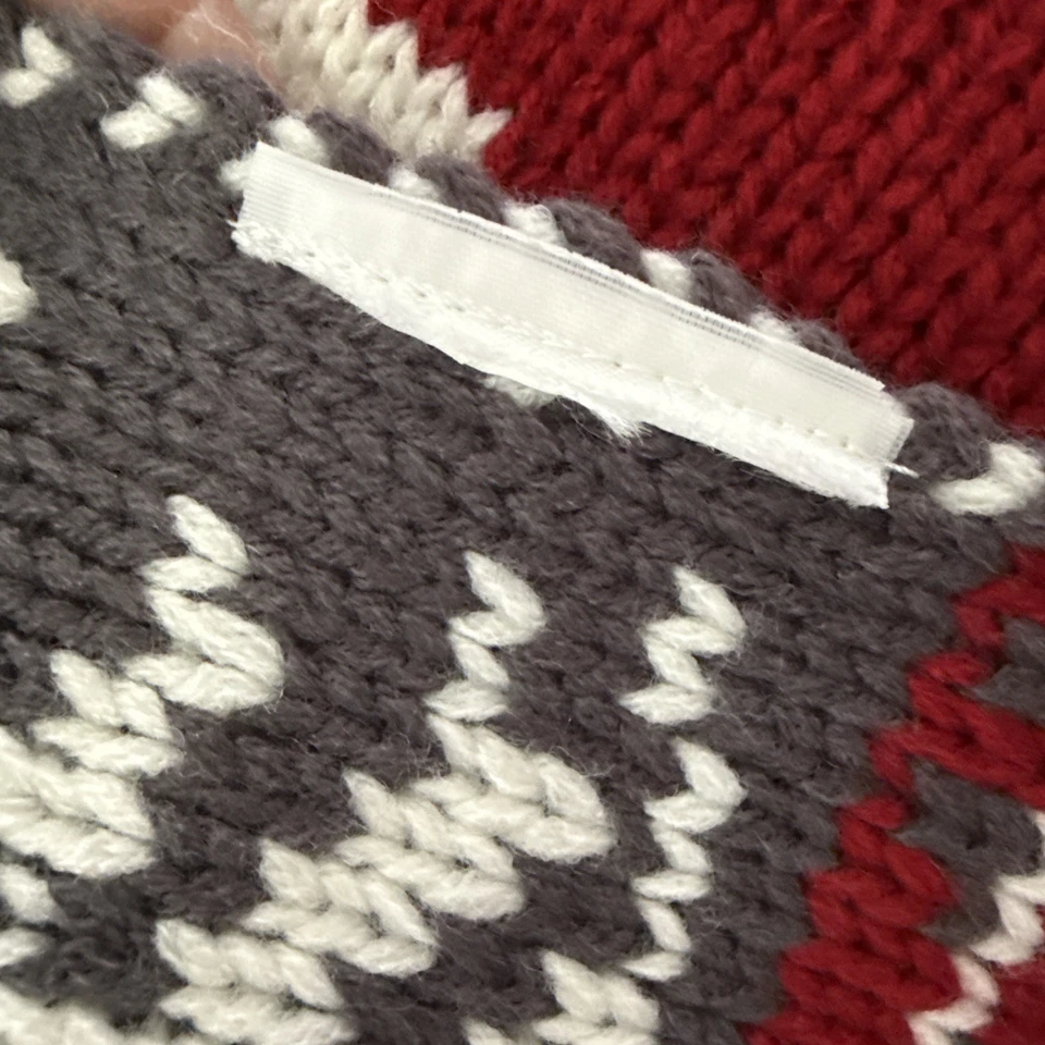 Pottery Barn? Fair Isle tiro de reno 52x66” rojo verde con manta pompón Foto 4 de 4