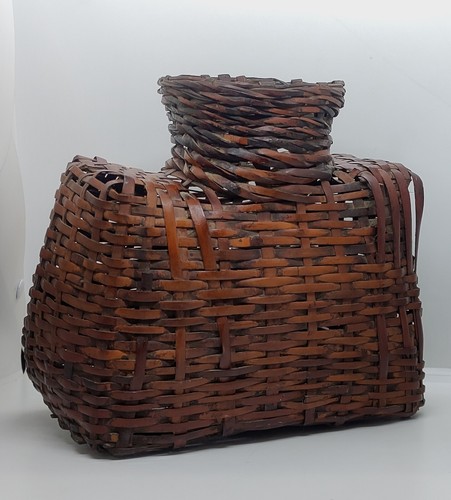 Antique bamboo basket creel is a wicker basket usually used for carrying fish, B - Picture 3 of 5