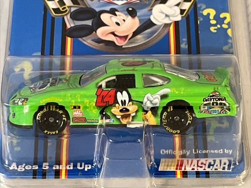 Disney Nascar 2004 Daytona 500 Mickey Friends Goofy Pete 2 Car Set NEW Sealed - Imagen 7 de 8