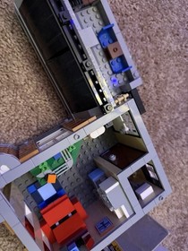 LEGO (10255) Expert Assembly Square Modular W/ Minifigures No Instructions