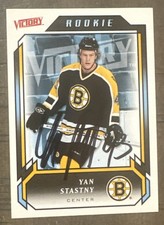 2006/07 UPPER DECK VICTORY YAN STASTNY SIGNED BOSTON BRUINS ROOKIE CARD #204. rookie card picture