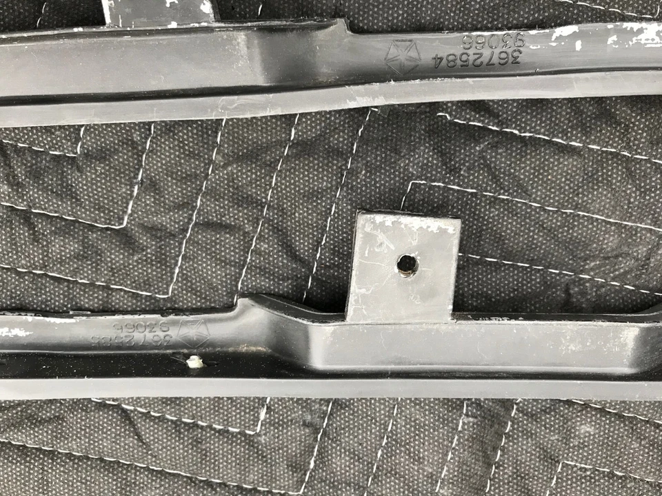 PLYMOUTH CUDA E 1973 CARROCERÍA MOPAR PARRILLA USADA MOLDURAS DE RETENCIÓN 2 PIEZAS OE C-G Foto 4 de 4