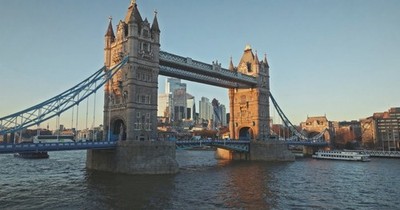 Wandbild: London: Tower Bridge vor dem Hintergrund einer modernen [...]
