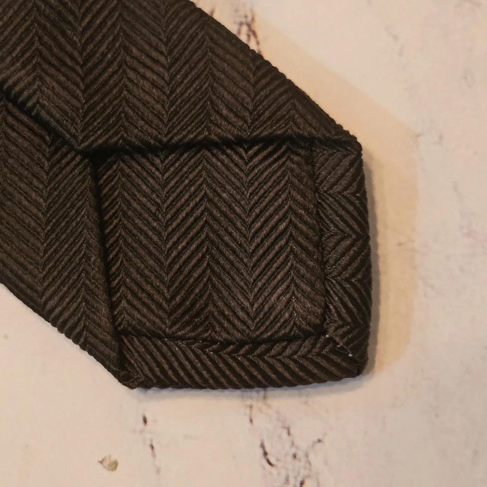 Gravata masculina PRADA MILANO PRETA/DOURADA SEDA 3D C 3,75" L X 57" FEITA NA ITÁLIA - Imagem 3 de 4