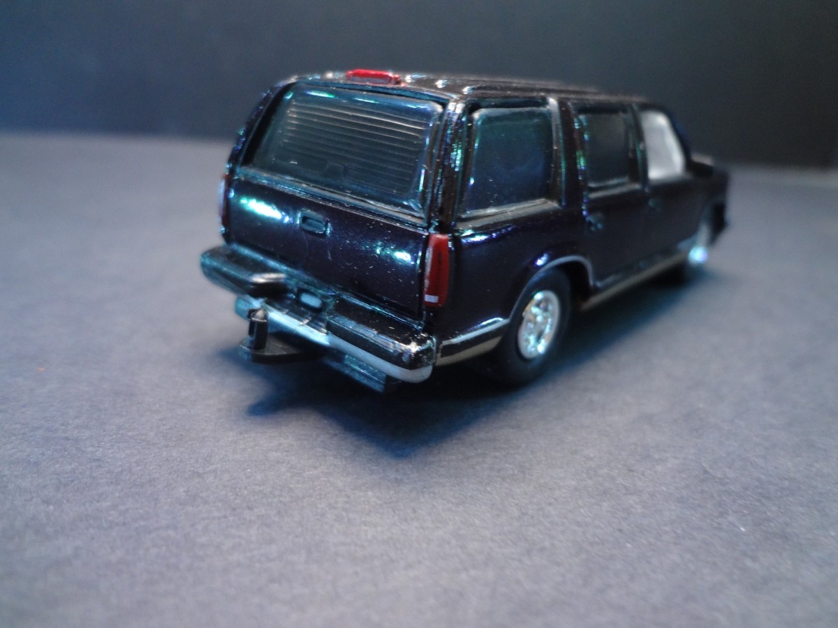 ミニカー Jonny Lightning 1/64 1997 Chevy Tahoe Johnny Lightning 1:64 1997 Chevrolet Tahoe New York Jeep Cherokee