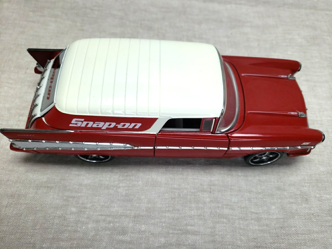 SNAP-ON GLO-MAD CUSTOM ST ROD 1957 Chevy Nomad 1:24 Crown Premiums Diecast