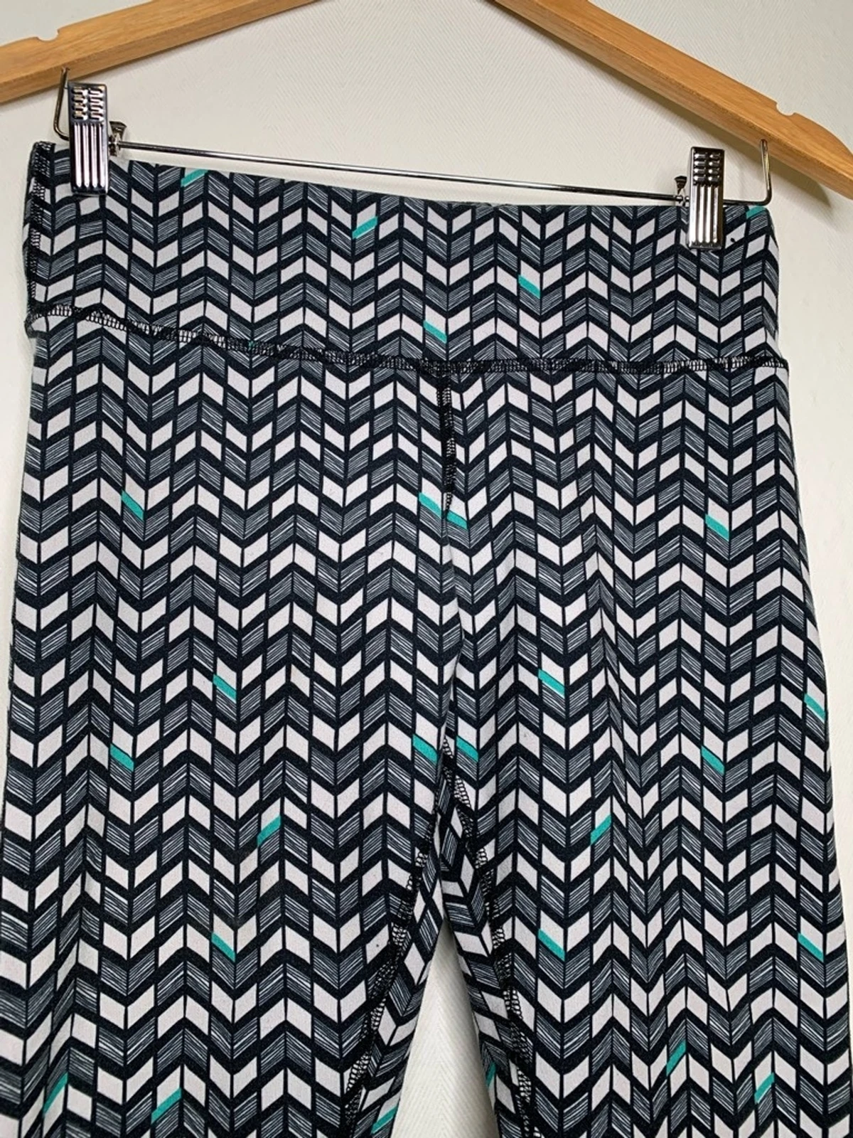 alo-yoga capri seamless pull on chevron stretch leggings