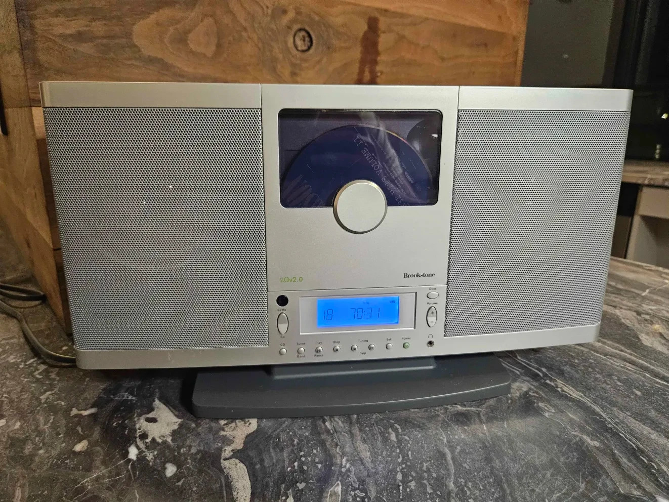 BROOKSTONE SLCDv2.0 CD Player AM/ FM Clock Radio Stereo (No 