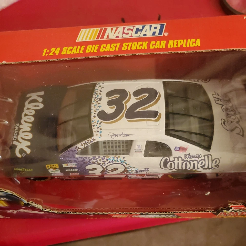 Nascar Jeff Green #32 Kleenex Chevy Monte Carlo 1:24 Scale Diecast NEW dc1713 - Image 2 of 3