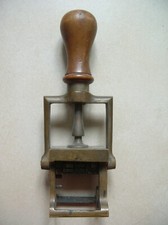 Tampon dateur encreur en bronze de Cherbourg des années 40 de 20 cm 