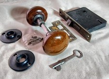 Antico set pomelli con meccanismo ferramenta parti catenaccio e chiave, argilla marrone