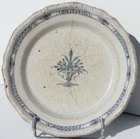 ANCIEN PLAT CUL NOIR EN FAIENCE - MOTIF AU PANIER DE ROUEN - L. 25 cm - XIX° s.