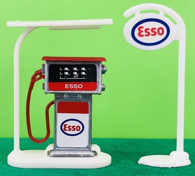 Modellgarage Kraftstoffpumpe und Esso Schild Set