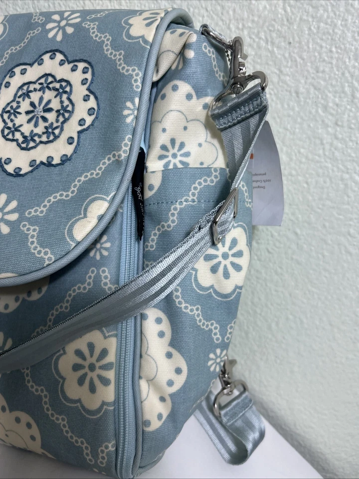 Bolsa de fraldas Petúnia Pickle parte inferior mochila bolsa de ombro bebê azul branco floral - Imagem 4 de 4