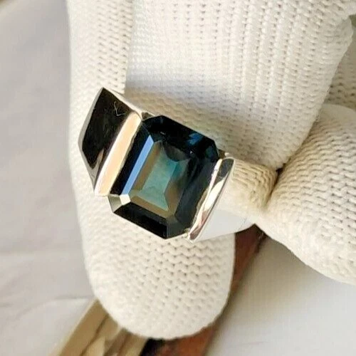 Anillo banda para hombre corte esmeralda simulado topacio azul Londres enchapado en oro blanco de 14 k Foto 4 de 4