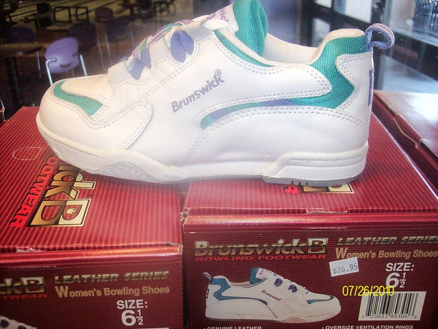 brunswick ladies bowling shoes