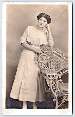 Junge Woman-Margaux Knoll-Stylish Dress-1910s Echt Foto Postkarte