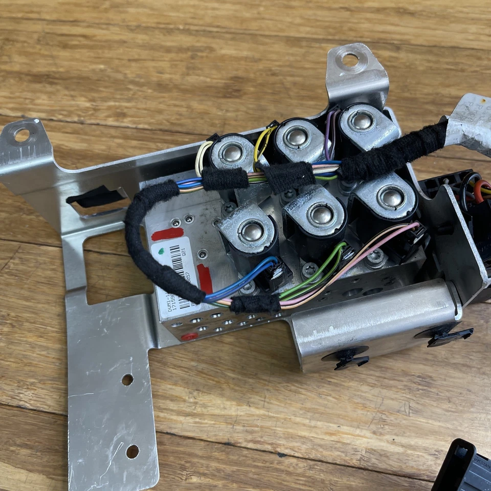 2008-2015 Audi R8 Convertible Roof Hydraulic Lift Solenoid Motor OEM - Image 4 of 4